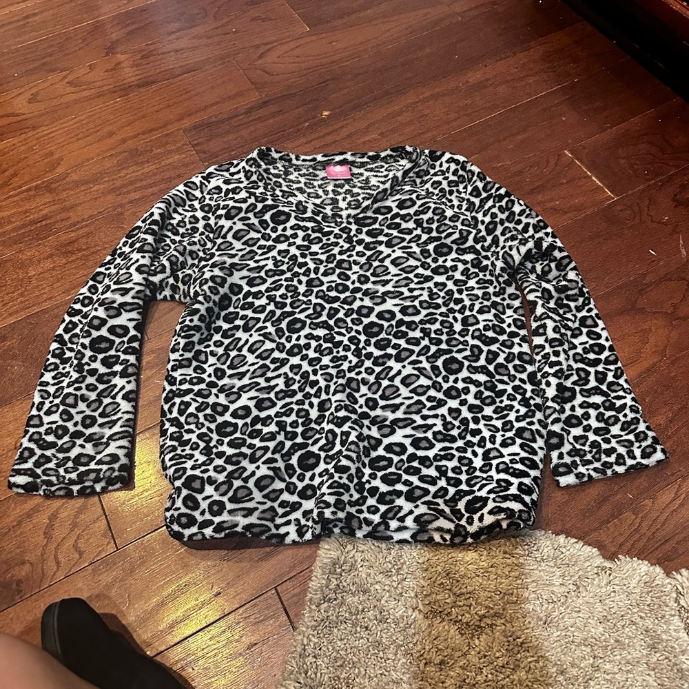 Chili Peppers Ladies Plush Cheetah Animal Print Pajama Top Sweater Size XL